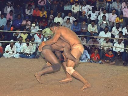 Sangli: Kartik Kate-Santosh Dorwad tied in the fight, Kupwad's wrestling ground will be half-a-half | सांगली : कार्तिक काटे-संतोष दोरवड लढत बरोबरीत, कुपवाडच्या कुस्ती मैदानात दीडशे चटकदार कुस्त्या