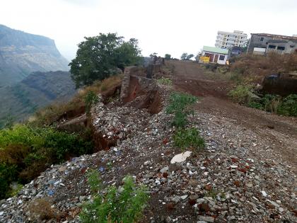 The road on Saptashranggad was damaged due to rain | पावसामुळे सप्तशृंगगडावरील रस्ता खचला