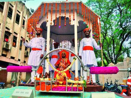 Four Paintings Participants: Mourning Sports; The procession in Shivrajaya's hymn in the city area, in many places | चार चित्ररथ सहभागी : मर्दानी खेळांनी वेधले लक्ष; शहर परिसरात अनेक ठिकाणी शिवप्रेमींचा मानाचा मुजरा शिवरायांच्या जयजयकारात मिरवणूक