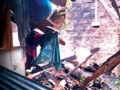 The tree fell and the house collapsed | झाड कोसळून घर जमीनदोस्त, गणेश प्रतिष्ठापना केलेला भाग मात्र सुरक्षित