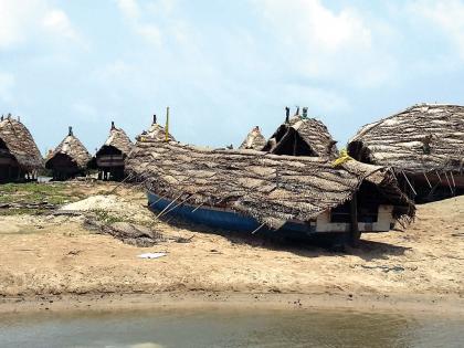 Sindhudurg: Fisheries trawlers along the seashore have left, fishing ban till July 31 | सिंधुदुर्ग : समुद्रकिनारी मच्छिमारी ट्रॉलर्स विसावले, ३१ जुलैपर्यंत मासेमारी बंदी