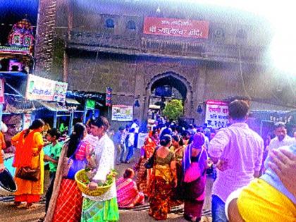 Devotees, tourists welcomed Trimbakeshwar! | भाविक, पर्यटकांची त्र्यंबकेश्वरला मांदियाळी !