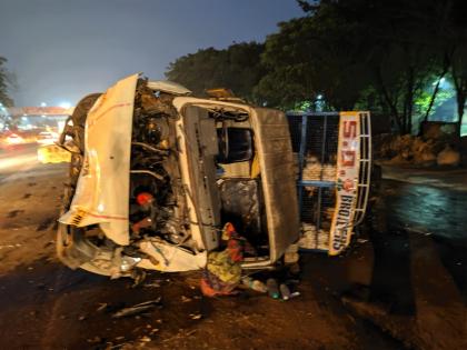 Two people were injured in a road accident in Thane due to the tempo subway. | ठाण्यात कोंबड्या वाहतूक करणाऱ्या टेम्पोला मेट्रोच्या कामामुळे अपघात, चालकासह दोघे जखमी