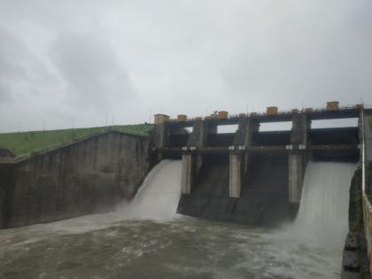 The offspring remained stable in the Urmodi dam area | उरमोडी धरण परिसरात संततधार कायम, धरणाचे दोन वक्री दरवाजे उघडले