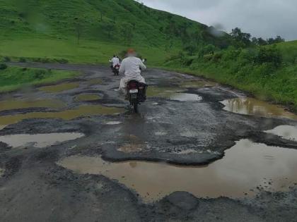 Sieving of roads in Igatpuri taluka | इगतपुरी तालुक्यातील रस्त्यांची चाळण