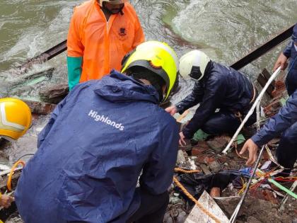 House collapses in Santa Cruz-Wacola canal; One and a half year old girl dies, two girls missing along with a woman | सांताक्रूझ-वाकोला नाल्यात घर कोसळले; दीड वर्षीय चिमुकलीसह दोन जणांचा मृत्यू