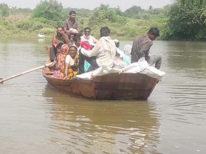 The people of this village have to travel by boat to reach home from the village | गावातून घर गाठण्यासाठी या गावातील लोकांना करावा लागतोय होडीतून प्रवास 