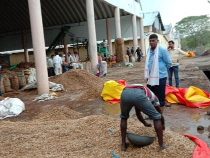  In the market committees, the safety of the farmer's farm is about the wind | बाजार समित्यांमध्ये शेतकऱ्यांच्या शेतमालाची सुरक्षा वाऱ्यावर