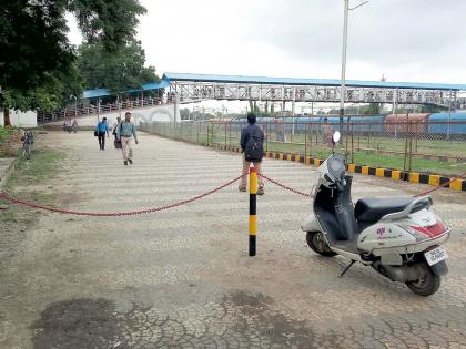 Railway administration neutral about parking | पार्किंगबाबत रेल्वे प्रशासन उदासीन