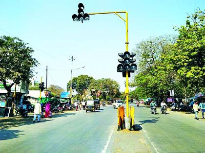 Dig the 'construction' to the signal system | सिग्नल यंत्रणेला ‘बांधकाम’चा खोडा