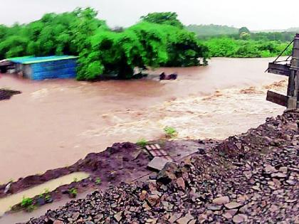 Heavy rains hit rural areas | मुसळधार पावसाचा ग्रामीण भागाला फटका