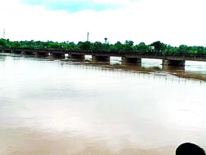 Transportation by dangerous bridge | धोकादायक पुलावरून वाहतूक