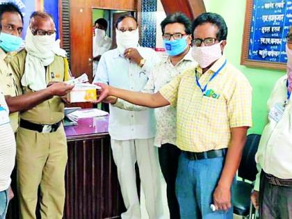 Distribution of vitamin pills to the police on duty | कर्तव्यावरील पोलिसांना व्हिटॅमिनच्या गोळ्यांचे वाटप Distribution of vitamin pills to the police on duty | कर्तव्यावरील पोलिसांना व्हिटॅमिनच्या गोळ्यांचे वाटप