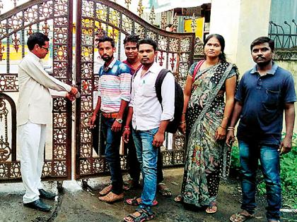 Locked panchayat committee lock | पंचायत समितीला ठोकले कुलूप Locked panchayat committee lock | पंचायत समितीला ठोकले कुलूप