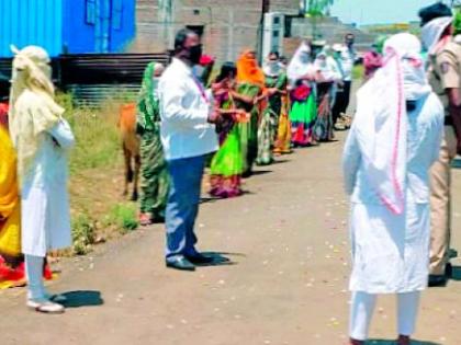 Unique welcome to the Corona Warriors who rendered uninterrupted service in the Bhosa area | भोसा परिसरात अविरत सेवा देणाऱ्या कोरोना योद्ध्यांचे अनोखे स्वागत Unique welcome to the Corona Warriors who rendered uninterrupted service in the Bhosa area | भोसा परिसरात अविरत सेवा देणाऱ्या कोरोना योद्ध्यांचे अनोखे स्वागत