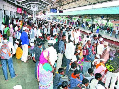  Delayed Trains | विलंबाने धावणाऱ्या गाड्यांमुळे प्रवाशांचे हाल