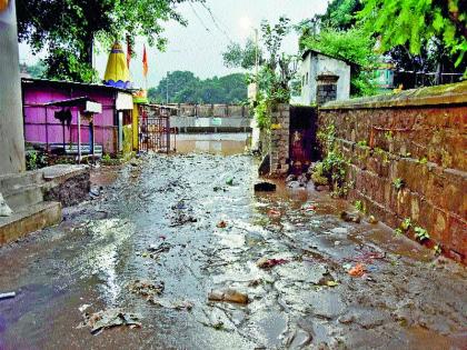 Floods smell the basic amenities | पुरामुळे मूलभूत सुविधांची वासलात