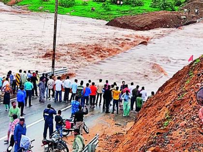 Heavy rains cause traffic jam on Nagpur-Bhaepal highway | जाेरदार पावसामुळे नागपूर-भाेपाळ महामार्गावर वाहतूक ठप्प