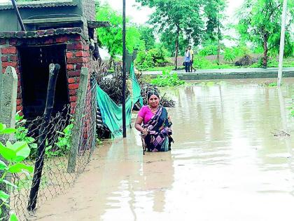 In Deorwada, rain water infiltrated 110 houses | देऊरवाड्यात ११० घरांत शिरले पावसाचे पाणी