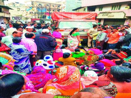 Strike in front of encroachment vehicle | अतिक्रमण विभागाच्या वाहनासमोर ठिय्या