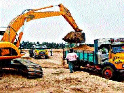 Sand mafia attack on revenue department | महसूल विभागाच्या पथकावर वाळू माफियांचा हल्ला