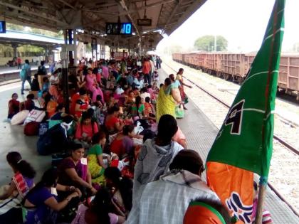 BJP to get between 1 and 2 thousand workers at Ajni railway station; Trains will depart on afternoon 2 | नागपुरात भाजपचे दीड ते दोन हजार कार्यकर्ते खोळंबले; रेल्वेगाडी दुपारी २ ला निघणार