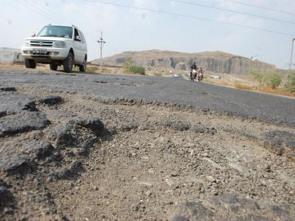 Fox-ditch pits on the Chaufuli-Karori Phata road | चौफुली-करोडी फाटा रस्त्यावर जीवघेणे खड्डे