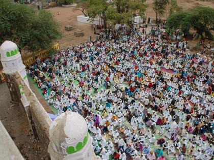  Celebrated in the Eid-ul-Fitr enthusiasm in the city of Walaj | वाळूज महानगरात ईद-उल-फित्र उत्साहात साजरी