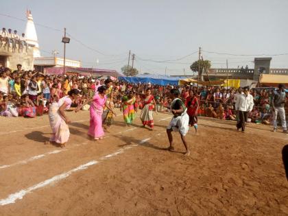 old aged women plays Kabaddi in Gondia district | सावित्रीच्या लेकी खेळल्या हिरीरीने कबड्डी; गोंदिया जिल्ह्यात आयोजन