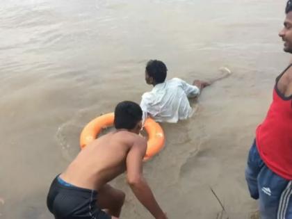 Surviving the patient who has been jumping in the Wainganga river for suicide | वैनगंगा नदीत आत्महत्या करण्यासाठी उडी घेतलेल्या रुग्णाला जीवदान