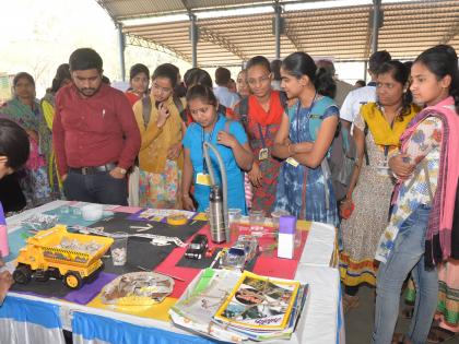 Kolhapur: The 'invention' of the research conducted at Shivaji University Kalangad's seed cake, electricity generation on the highway; The intermediate celebration crowd | कोल्हापूर : शिवाजी विद्यापीठात साकारला संशोधनाचा ‘आविष्कार’. कलिंगडच्या बियांचा केक, महामार्गावर वीज निर्मिती; मध्यवर्ती महोत्सवाला गर्दी