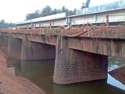 The old bridge history on the Bhangasal river will be reduced, due to the four-laning, the work of demolition started | भंगसाळ नदीवरील जुना पूल इतिहासजमा होणार, चौपदरीकरणामुळे पाडण्याचे काम सुरु