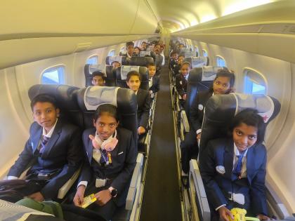 Students of Kolhapur Municipal School leave for ISRO by plane | उत्कंठा अन् आनंदी चेहऱ्यांनी घेतली आकाशात झेप; कोल्हापूर महापालिका शाळेतील विद्यार्थी विमानाने ‘इस्त्रो’कडे रवाना