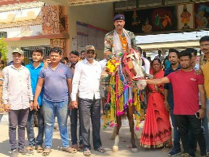 सेवानिवृत्त जवानाचे स्वागत व मिरवणूक काढून कृतज्ञता व्यक्त