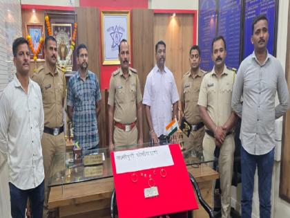 A 10th grade student stole eighteen tolas of jewelry from his neighbor in Kolhapur threw a party for his friends with the stolen money | Kolhapur Crime: दहावीतील विद्यार्थ्यांने शेजाऱ्याचे अठरा तोळे दागिने चोरले, चोरीच्या पैशातून मित्रांना दिली पार्टी A 10th grade student stole eighteen tolas of jewelry from his neighbor in Kolhapur threw a party for his friends with the stolen money | Kolhapur Crime: दहावीतील विद्यार्थ्यांने शेजाऱ्याचे अठरा तोळे दागिने चोरले, चोरीच्या पैशातून मित्रांना दिली पार्टी