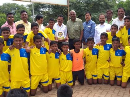 Kolhapur: In the M.N. level school football tournament Maharashtra, the excitement of High School High School | कोल्हापूर : म.न.पा.स्तर शालेय फुटबॉल स्पर्धेत महाराष्ट्र, उषाराजे हायस्कूलची बाजी