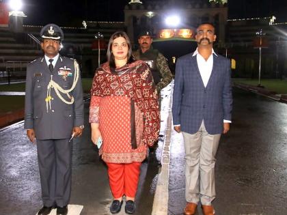 Pakistan kept at Wagha Border Abhinandan for video recording | धक्कादायक...! व्हिडिओ रेकॉर्डिंग करण्यासाठी पाकिस्तानने अभिनंदन यांना थांबवून ठेवले