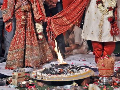 groom cant count 10 notes of 100 rs; bride break marriage | नोटा मोजता येईनात; नववधूने मंडपातच दिला नवरदेवाला डच्चू