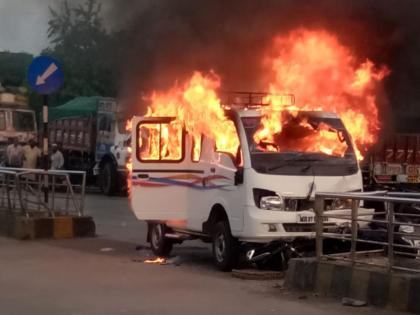 tempo hits student; The mob set the vehicle on fire | प्रवासी टेम्पोची विद्यार्थिनीला धडक; जमावाने वाहन पेटवले