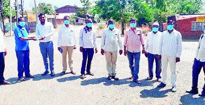 Distribution of masks at half-time | अधरवड येथे मास्कचे वाटप