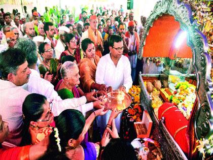 The arrival of Swami Samarth Paduk of Akkalkot | अक्कलकोटच्या स्वामी समर्थ पादुकांचे आगमन