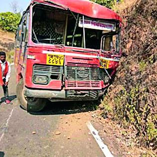 ST breaks, 30 passenger escape | एसटीचे ब्रेक फेल, ३० प्रवासी बचावले