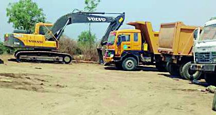 Overload truck wheel stopped | ओव्हरलोड ट्रकची चाके थांबली