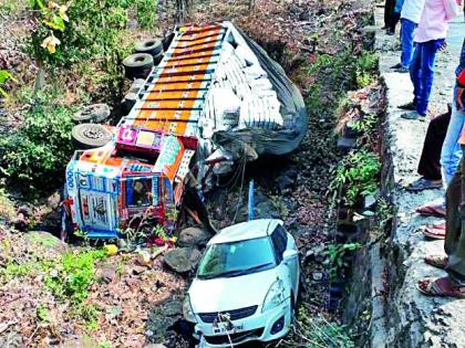 Cars, trucks, two wheelers collapsed under the bridge | कार, ट्रक, दुचाकी पुलाखाली कोसळले