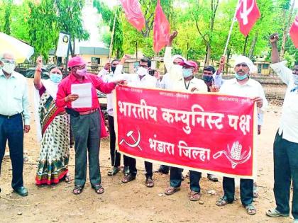 Protests in front of the Collector's Office | जिल्हाधिकारी कार्यालयासमोर निदर्शने Protests in front of the Collector's Office | जिल्हाधिकारी कार्यालयासमोर निदर्शने