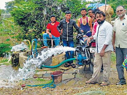 Two-wheeler motor pump | शेतकरीपुत्रांनी साकारला दुचाकीवरील मोटरपंप Two-wheeler motor pump | शेतकरीपुत्रांनी साकारला दुचाकीवरील मोटरपंप