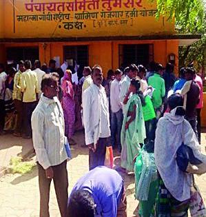 In the crowd of workers register, both are unconscious | कामगार नोंदणीच्या गर्दीत दोघे बेशुद्ध