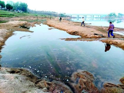 Wainganga river basin dug by sand smugglers | रेती तस्करांनी पोखरले वैनगंगा नदीपात्र