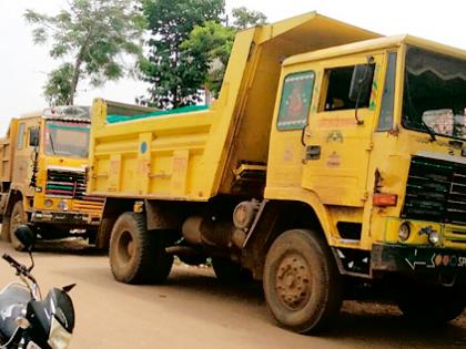 Stop the path against the sand ghat | रेतीघाट विरोधात रास्ता रोको