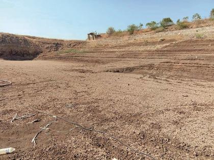 Locked pond: Due to drought, Bhumtala lake is dry | आटलेला तलाव : भीषण दुष्काळामुळे भुतवडा तलाव कोरडाठाक